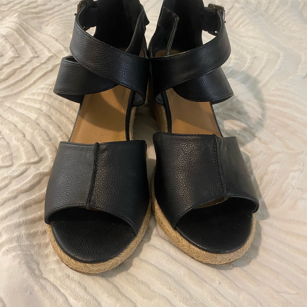 Comfortview Black Sandals with Minimalist Design - Picture 13 of 14